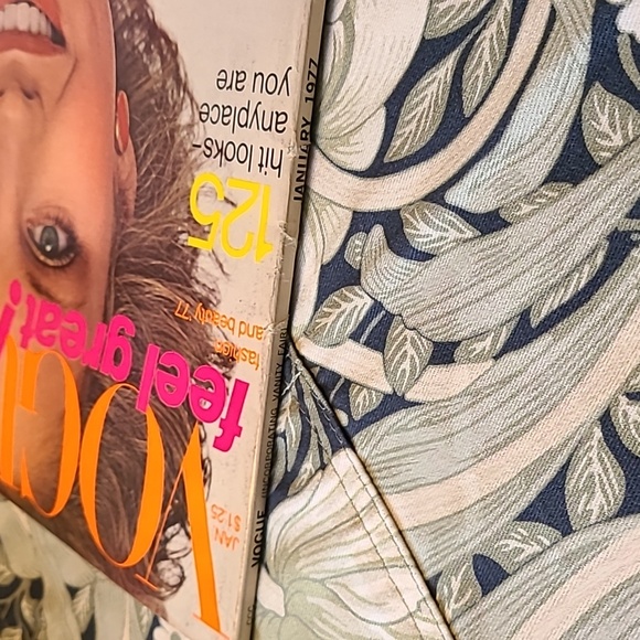 Vintage Vogue Magazine January 1977 - Picture 2 of 3